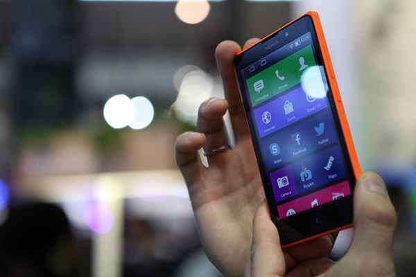 Microsoft toi myyntiin Android-puhelin XL:n