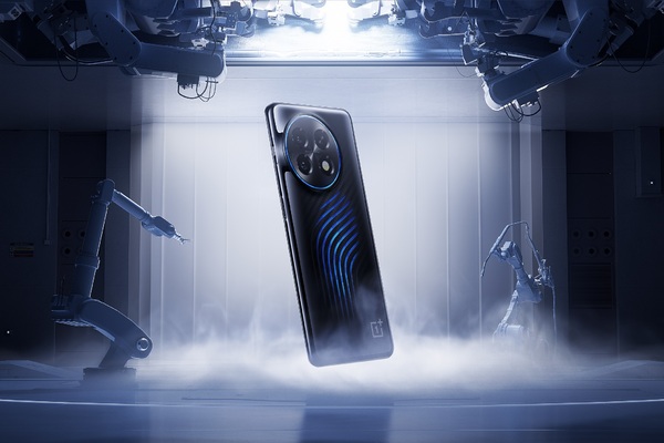 OnePlus 11 -konseptipuhelimessa on sinisenä hehkuva nestejäähdytys