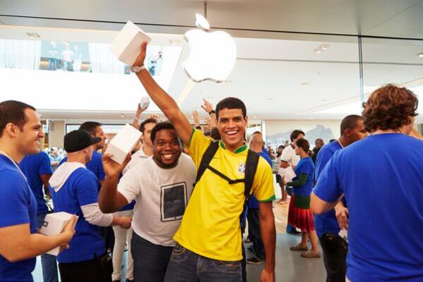 Apple opens first retail store in Brazil