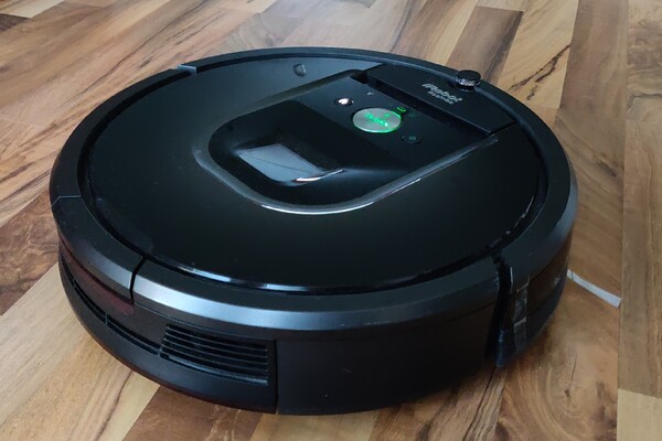 Screaming Roomba realized: Robot Vacuum curses every time it hits an obstacle 